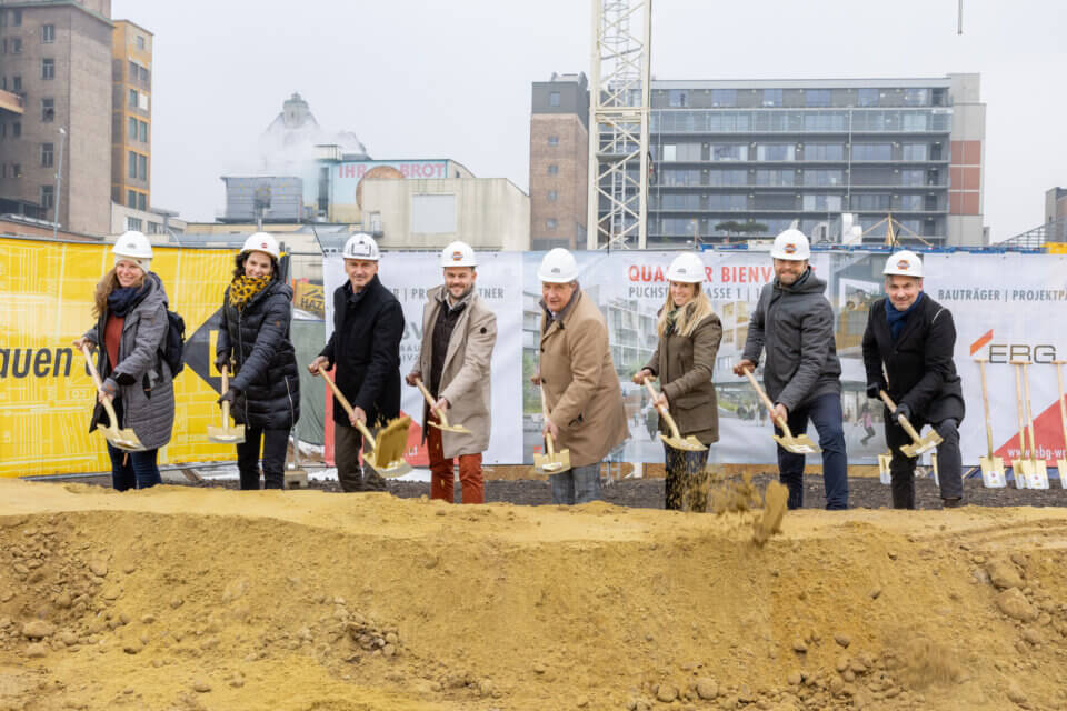 Spatenstich, mit Schaufeln auf der Baustelle