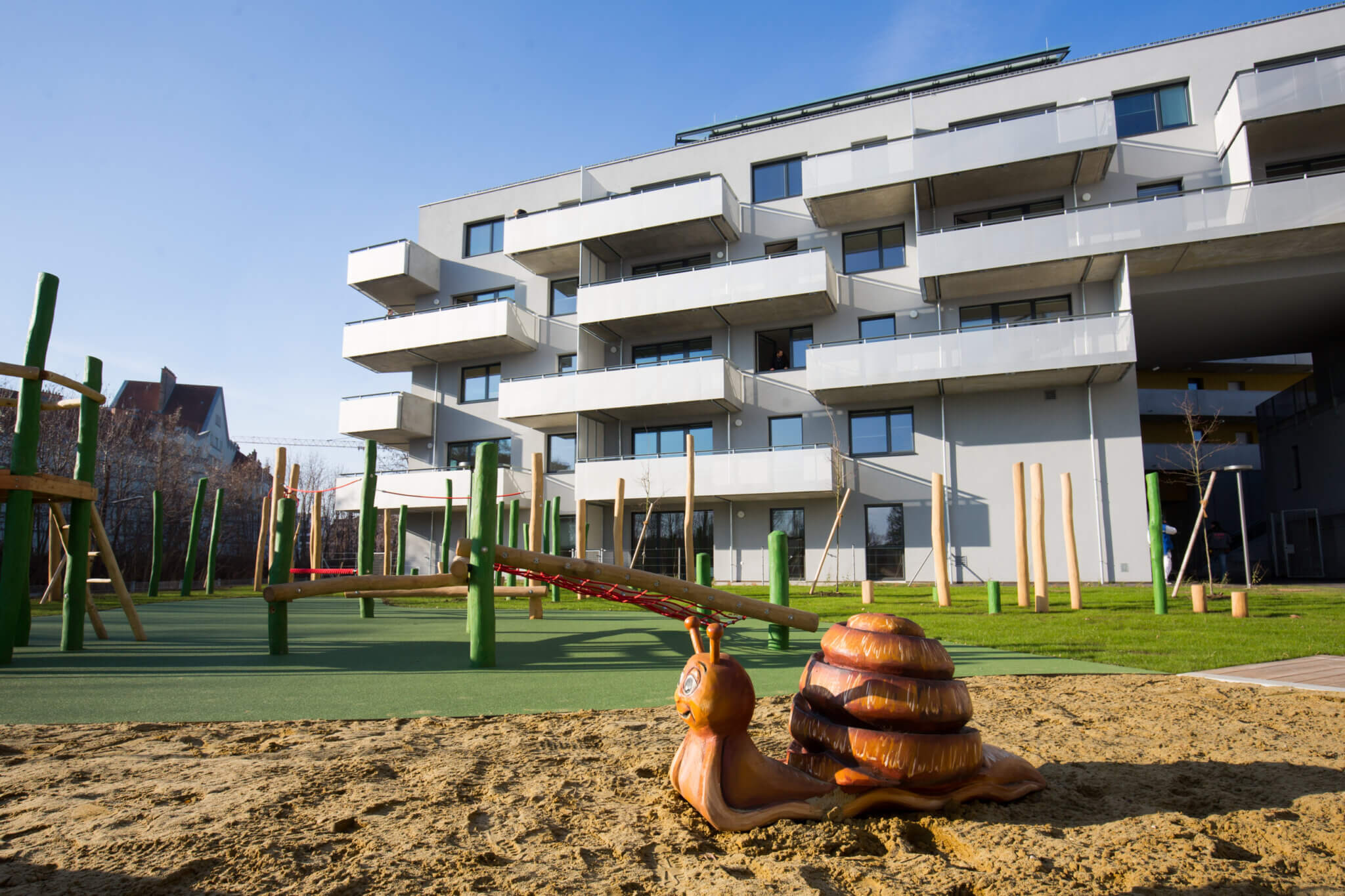 Spielplatz vor Gebäude
