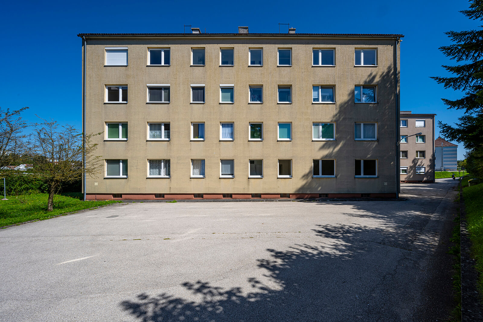 Gebäude und Parkplatz