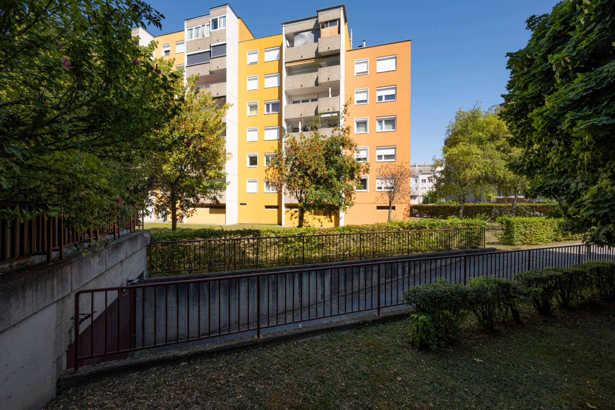 Wohnanlage mit Begrünung davor