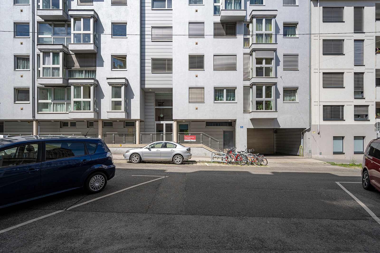 Gebäude mit Auto davor