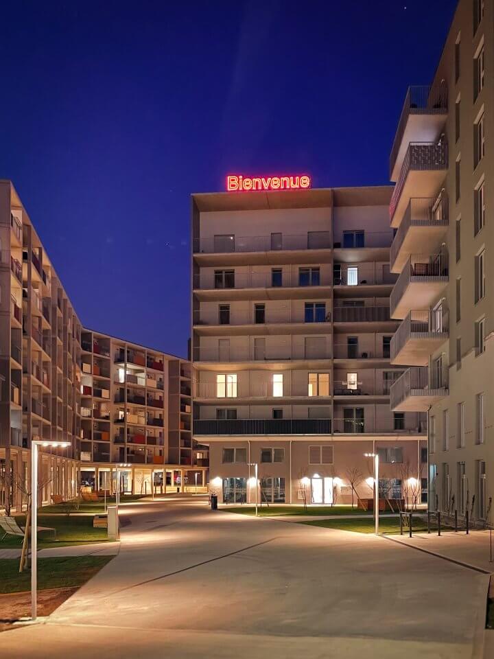 Ein Neon-Schriftzug als Willkommensgruß von "transparadiso"